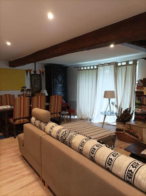 Chaumiere Avec Sa Toiture Recouverte De Chaume !!! Donnemain-Saint-Mames 외부 사진